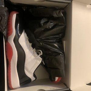 Low top Jordan 11s boys 5.5 woman’s 7